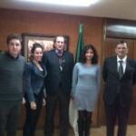De izquierda a derecha, delante de la bandera de Argelia, Anass Gouyez Ben Allal, Taline Bodart, don Joaquin Antuña, Presidente de Paz y Cooperación ; Ines Talla y el embajador argelino Mohammed Haneche.