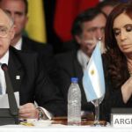 La presidenta de Argentina, Cristina Fernandez de Kirchner escucha al ministro de Exteriores Hector Timerman