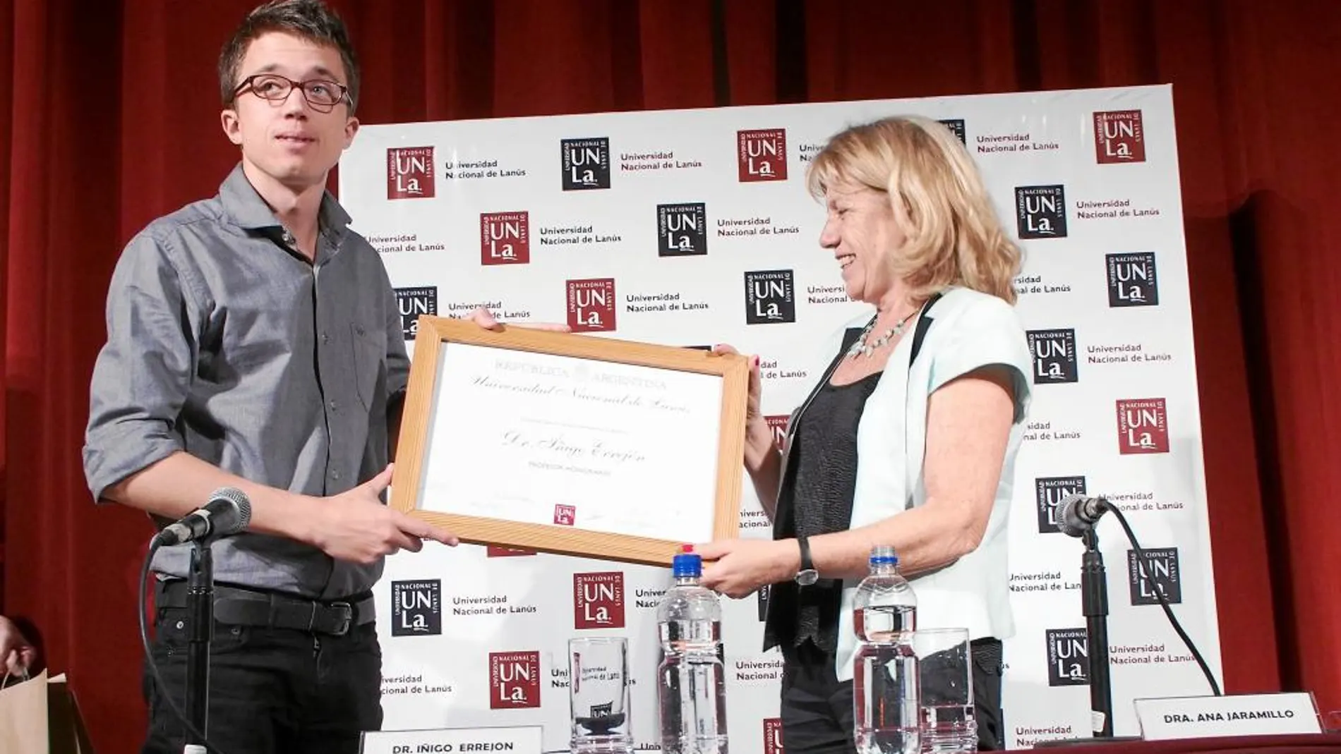 Íñigo Errejón recibiendo un diploma de Ana Jaramillo, rectora de la Universidad Nacional de Lanús (Argentina)