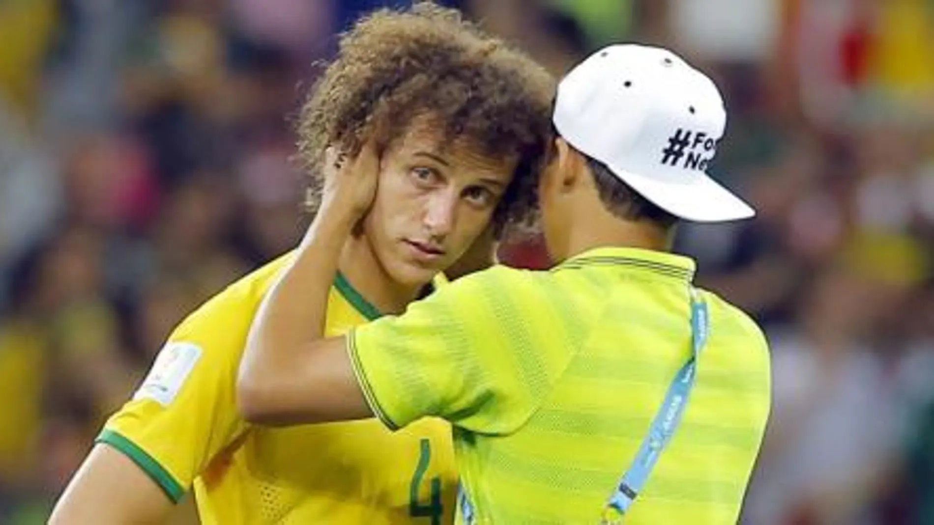 David Luiz y Thiago Silva se consuelan tras la derrota ante Alemania por 1-7.