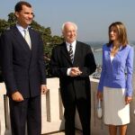 Posando junto al presidente de Hungría y su esposa en 2004