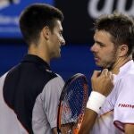 Stanislas Wawrinka es felicitado por Novak Djokovic
