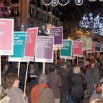 En otro acto a favor de la independencia Òmnium Cultural, uno de los organizadores de la Via Catalana, paseó el viernes por el Portal de l'Àngel de Barcelona, en plena hora punta para los comercios, con pancartas en las que pedían como regalo a los Reyes Magos y al Caga Tió «un país normal»