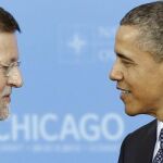 El jefe del Gobierno español, Mariano Rajoy, y el presidente de Estados Unidos, Barak Obama, se saludan en la cumbre de la OTAN de Chicago (EEUU) en 2012.
