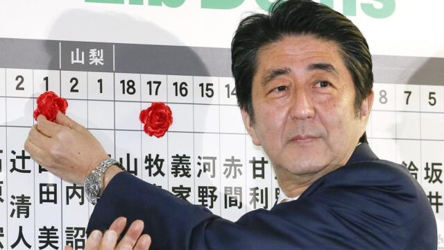 Shinzo Abe celebra su victoria.