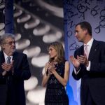 Lara con Doña Letizia y DOn Felipe durante la entrega del Premio Planeta de 2011