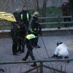 La policía, en el lugar en que fue encontrado el cuerpo de Richard Ángel.