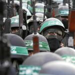 El brazo armado de Hamas, las Brigadas de Ezzedin Al Qasam, desfilan en Gaza pertrechados con su equipamiento militar