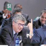 Ángel María Villar, entre Juan Padrón, a su derecha, y Jorge Pérez, durante una intervención en la Asamblea del Fútbol en Las Rozas, el pasado verano