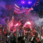 La afición rojiblanca salió a la calle para celebrar la «Décima». Alegría incontenible después de tantos años de espera