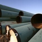 Algunas de las tuberías que se utilizarán en el oleoducto, almacenadas en una finca de Dakota del Norte a la espera de ser utilizadas