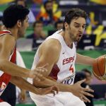 El pivot de la selección de España Pau Gasol (d) entra a canasta ante el pívot de la selección de Egipto Haytham Kamal