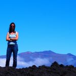 Fotografía cedida por el Instituto Tecnológico de Massachusetts (MIT) de la astrofísica Sara Seager en el volcán Mauna Loa, en Hawái