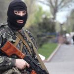 Separatistas prorrusos permanecen apostados en el exterior del edificio de la Policía regional de Lugansk en 2014