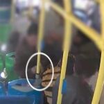 EN EQUIPO. Las bandas que actúan en los autobuses de la EMT suelen ir, como mínimo, en grupos de tres. Uno tapa, el otro ejecuta y el tercero lo transporta