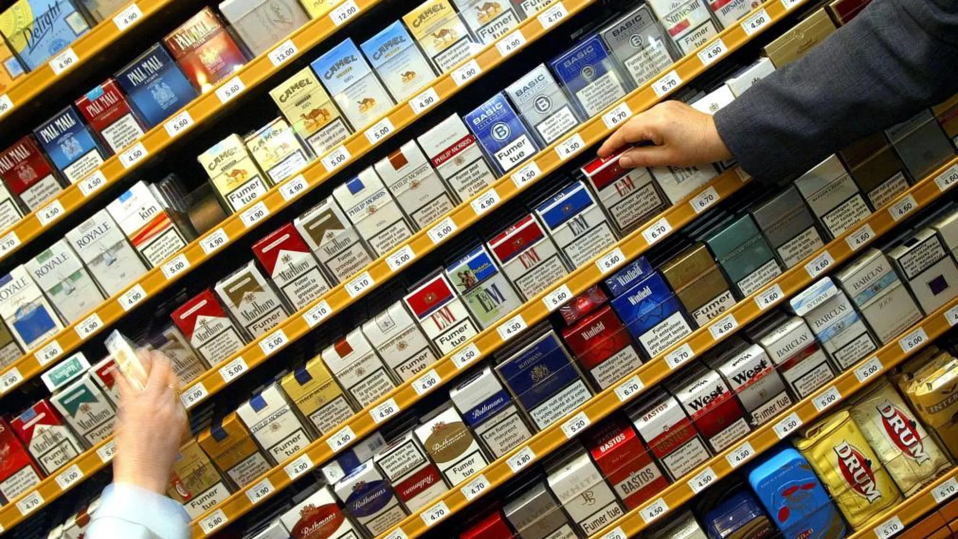 El Gobierno británico estudia prohibir las marcas en los paquetes de tabaco