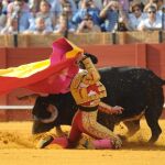 El diestro jerezano da una larga cambiada al primero, al que recibió a portagayola