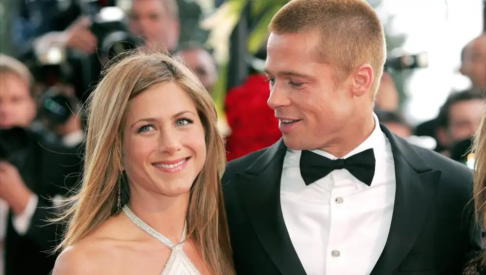 El actor Brad pitt mirando a su entonces mujer Jennifer Aniston durante la presentación de "Troya".