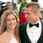 El actor Brad pitt mirando a su entonces mujer Jennifer Aniston durante la presentación de "Troya".