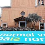 La entidad Òmnium Cultural celebró ayer hoy su quinto encuentro nacional bajo el lema «9N.Votar es normal en país normal». En la imagen, los participantes muestran una pancarta con el lema. La presidenta de la asociación, Muriel Casals, pidió a los directores de colegios que no acaten la sentencia del TSJC sobre el castellano.