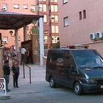 Un furgón funerario sale del edificio de la calle Rutilo, en Usera, donde un niño de dos años ha muerto hoy acuchillado por su madre.