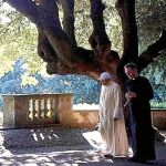 Benedicto pasea junto a Gänswein, su secretario personal