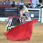 Natural de Alejandro Talavante a uno de los astados de Juan Pedro Domecq de su lote