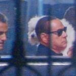 Berlusconi, ayer, a la salida de su domicilio en Roma