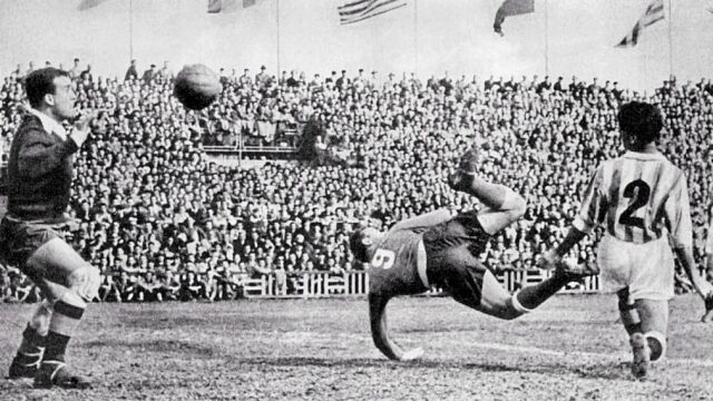 Un taconazo mítico. Fue ante el Valladolid en Zorrilla, en la 26ª jornada de la Liga 53-54. El córner lo sacó Atienza I, tocó Olsen y remató en un escorzo imposible don Alfredo