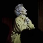 La soprano Teresa Berganza durante el homenaje que le rendieron el martes durante el ensayo general de la zarzuela "El manojo de rosas"