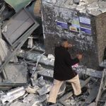 Agentes de policía examinan el lugar donde una explosión se registró hoy, martes 14 de enero de 2014, cerca de un tribunal en el barrio popular cairota de Imbaba, en Egipto.