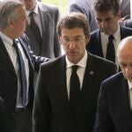 El ministro del Interior ,Jorge Fernández Díaz,c, acompañado por la ministra de Fomento, Ana Pastor,iz., y el presidente de la Xunta de Galicia, Alberto Núñez Feijóo,c, entre otros, a su llegada a la Comisaria de Santiago.