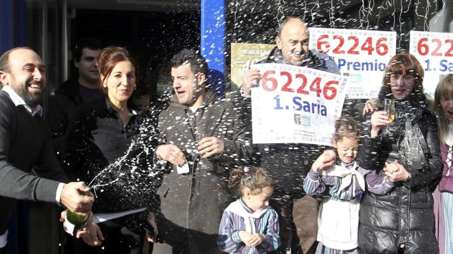 Responsables de la administración número 2 de Arrasate-Mondragón que ha vendido 45 series del número 62.246, el Gordo de Navidad