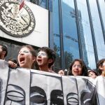 Manifestación de estudiantes frente a la sede de la Fiscalía General en Ciudad de México