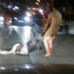 Imagen del momento en el que la víctima atrapa a su agresora y comienza a propinarle una paliza