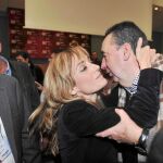 Carmen Castilla saluda a Antonio Tirado, secretario general de la FSP, la federación que ha impedido la creación de una gestora