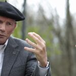 El ex-lehandakari Juan José Ibarretxe charla con el escritor y periodista, Juan Cruz, en el tanatorio donde han despedido al alcalde de Bilbao Iñaki Azkuna
