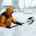 Un vecino de O Cebreiro, en Lugo, retira la nieve que ha cubierto toda la localidad
