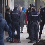 Imagen de televisión de efectivos de la Policía Nacional con algunos de los 21 detenidos en la reyerta en Madrid Río.
