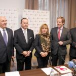 Isabel Carrasco, Manuel Lamelas, Javier Vega, Juan Carlos Fernández y Pablo Junceda, tras firmar el acuerdo