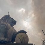 El León del Congreso de los Diputados que corona la falla de la Plaza del Ayuntamiento se ve envuelto en el humo de la polvora durante el disparo de la mascletá
