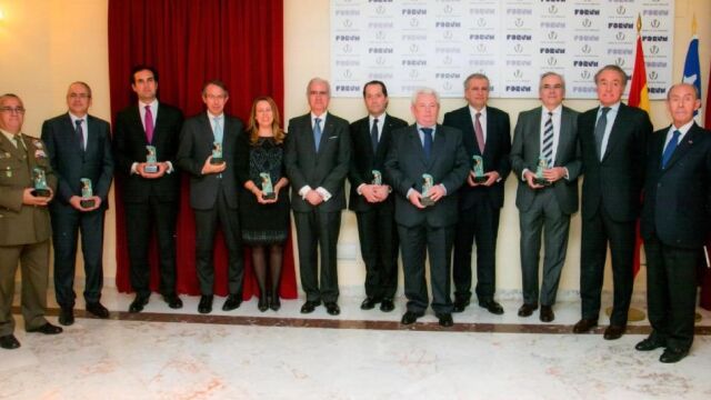 Foto de familia de todos los galardonados (trofeo en mano), acompañados del Presidente del Real Fórum de Alta Dirección, don Carlos Escudero de Burón, (en el centro) y del Secretario, don Manuel Fuertes de Gilbert y Rojo, Barón de Gavín (al final a la derecha)