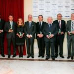 Foto de familia de todos los galardonados (trofeo en mano), acompañados del Presidente del Real Fórum de Alta Dirección, don Carlos Escudero de Burón, (en el centro) y del Secretario, don Manuel Fuertes de Gilbert y Rojo, Barón de Gavín (al final a la derecha)