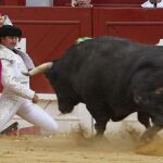 El Fandi recibe con una larga a uno de sus toros hoy en Alicante