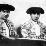 Joselito y Belmonte, camino de la plaza en el mismo modelo de coche de época que usarán Morante y El Juli