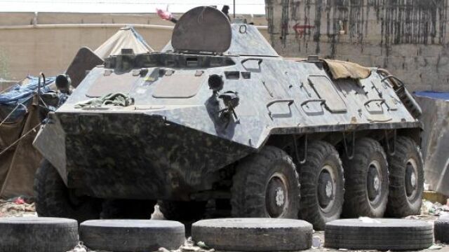 Un vehículo militar vigila un punto de control a la ciudad de Saná, dentro de la ofensiva contra Al Qaeda emprendida por el Ejército yemení.