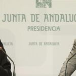 El consejero de Educación, Luciano Alonso (i), junto al portavoz del Gobierno andaluz, Miguel Ángel Vázquez