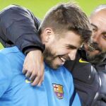 Piqué y Guardiola se abrazan durante un entrenamiento