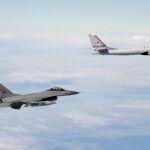 Imagen de otro interceptación similar de un Tupolev Tu-95, en este caso por parte de un F-16AM de la Fuerza Aérea noruega en una espacio sin determinar.