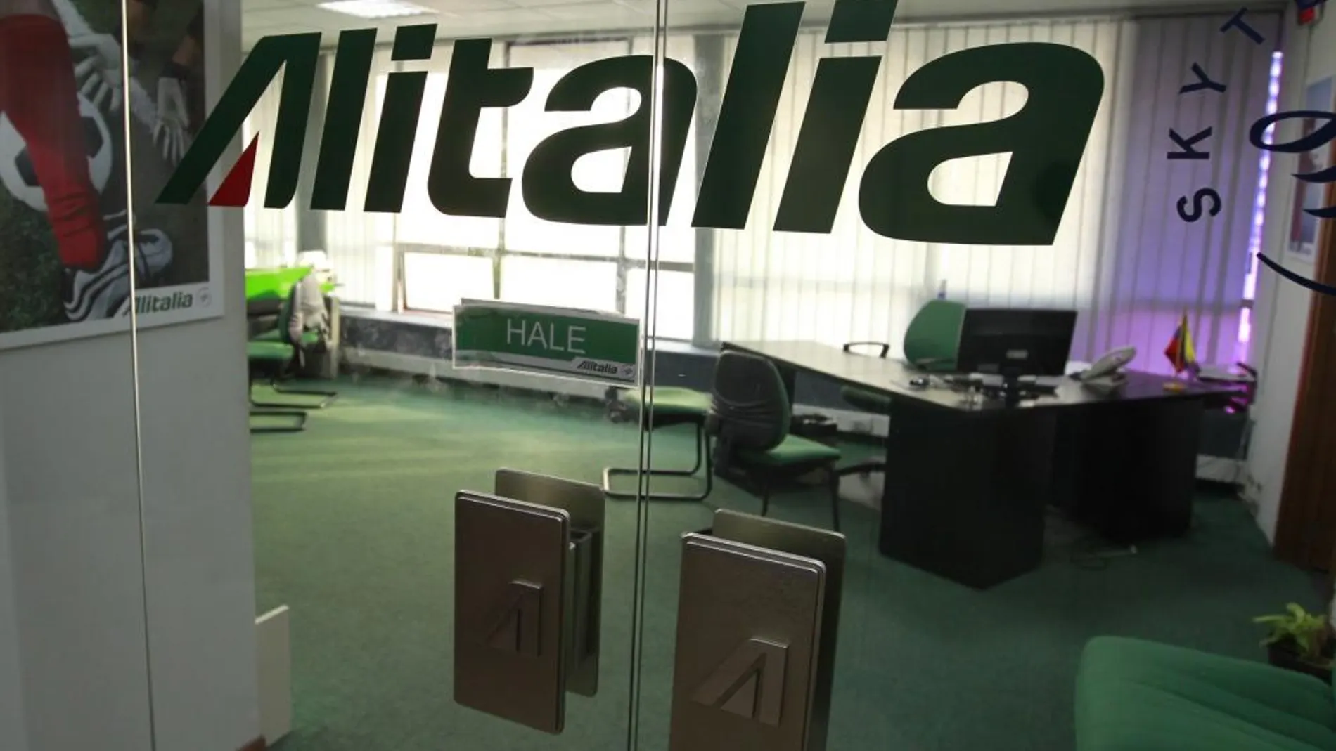 Oficina cerrada de Alitalia en el aeropuerto de Caracas